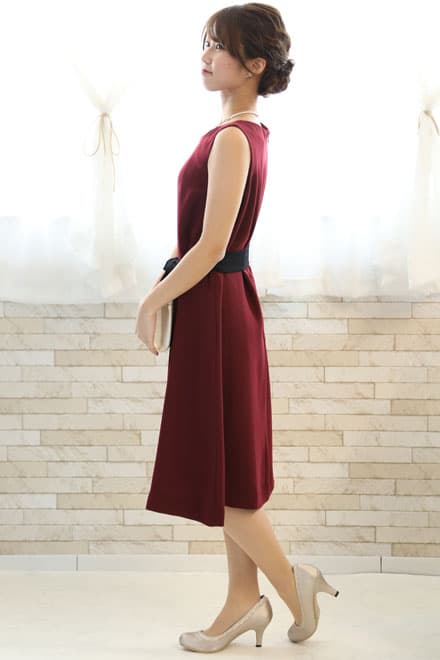 ワインレッドのウエストリボン付き前開き風レイヤードドレス