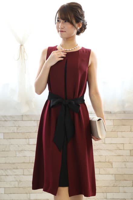 ワインレッドのウエストリボン付き前開き風レイヤードドレス