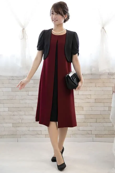 ワインレッドのウエストリボン付き前開き風レイヤードドレス