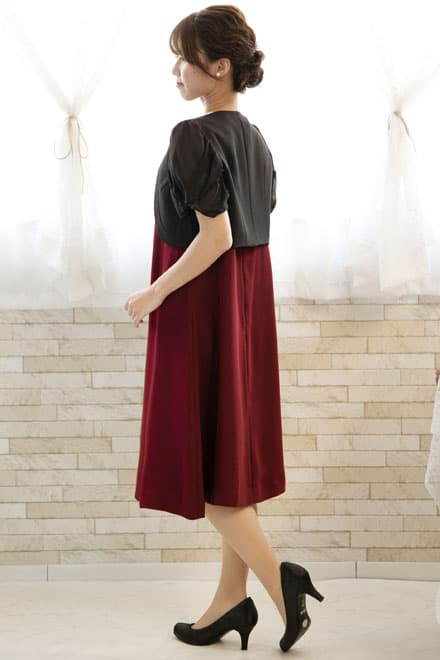 ワインレッドのウエストリボン付き前開き風レイヤードドレス