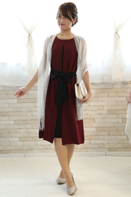 ワインレッドのウエストリボン付き前開き風レイヤードドレス
