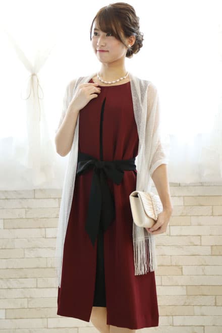 ワインレッドのウエストリボン付き前開き風レイヤードドレス