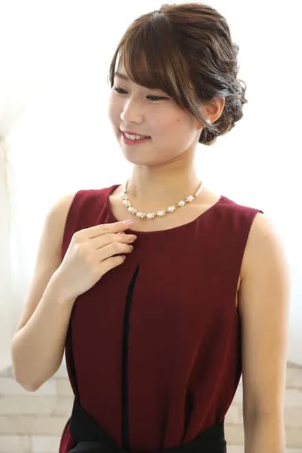 ワインレッドのウエストリボン付き前開き風レイヤードドレス