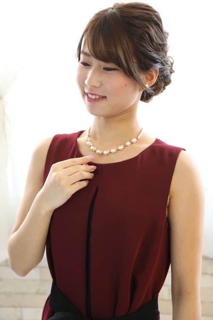 ワインレッドのウエストリボン付き前開き風レイヤードドレス