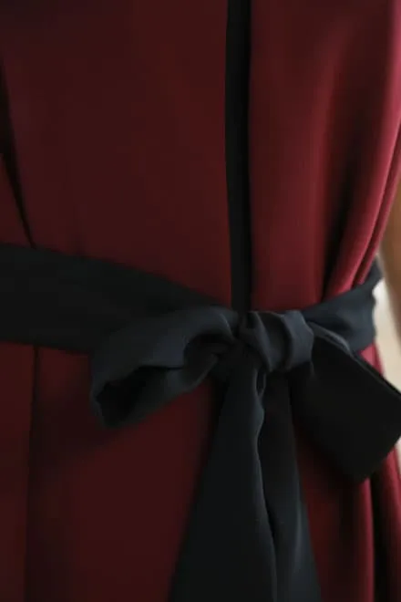 ワインレッドのウエストリボン付き前開き風レイヤードドレス