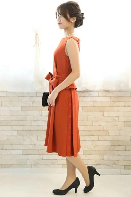 オレンジのペプラムウエストリボン付きドレス