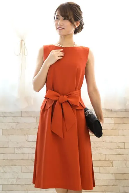 オレンジのペプラムウエストリボン付きドレス