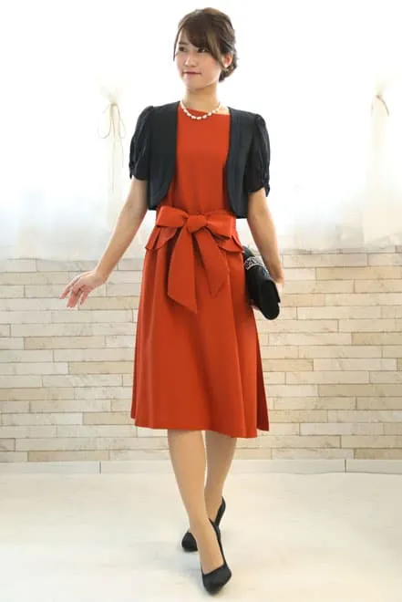 オレンジのペプラムウエストリボン付きドレス