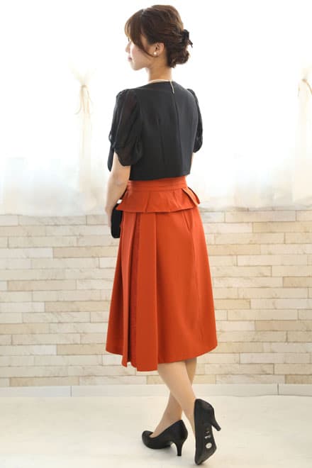 オレンジのペプラムウエストリボン付きドレス