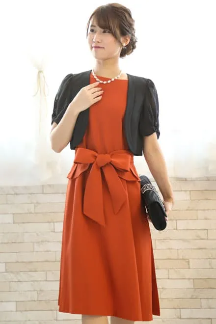 オレンジのペプラムウエストリボン付きドレス