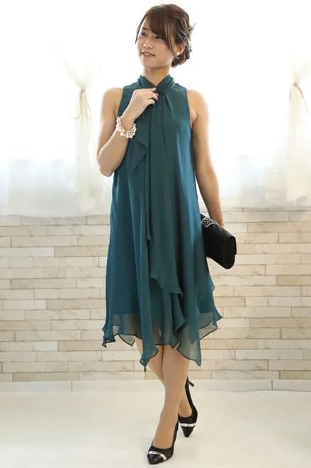 ブルーグリーンのハイネックドレープドレス