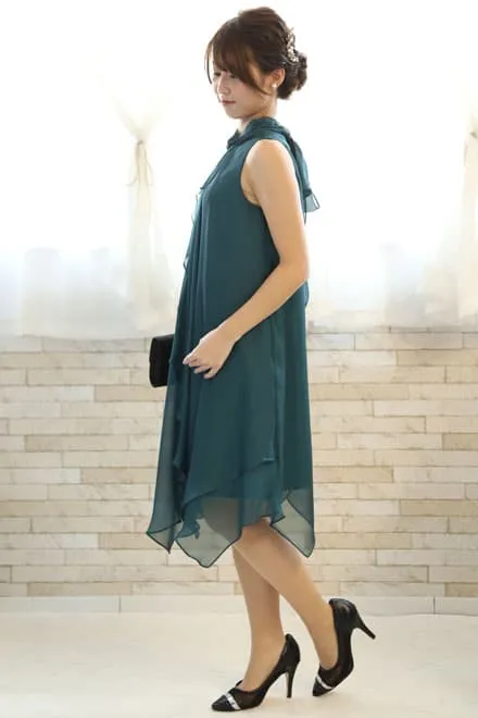 ブルーグリーンのハイネックドレープドレス