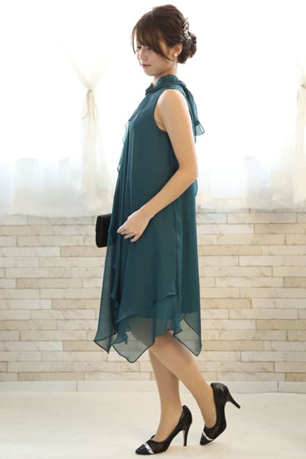 ブルーグリーンのハイネックドレープドレス