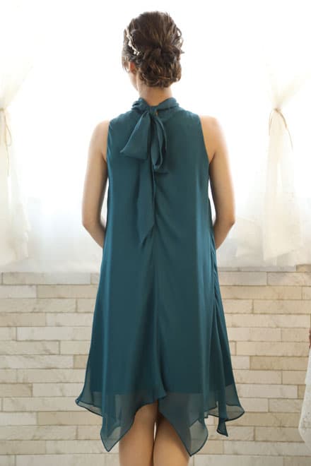 ブルーグリーンのハイネックドレープドレス
