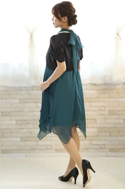 ブルーグリーンのハイネックドレープドレス