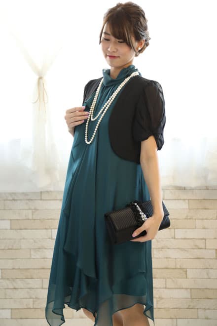 ブルーグリーンのハイネックドレープドレス