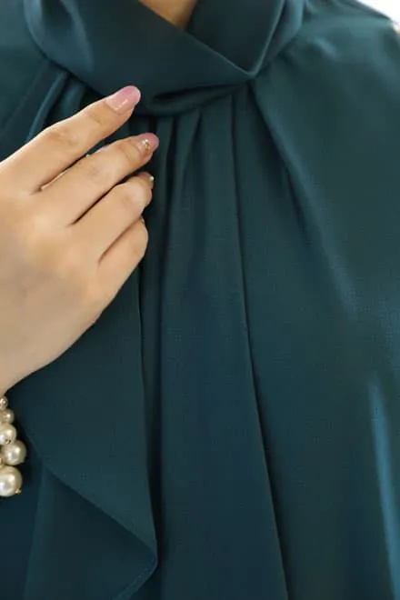 ブルーグリーンのハイネックドレープドレス