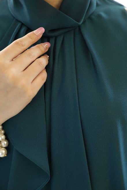 ブルーグリーンのハイネックドレープドレス