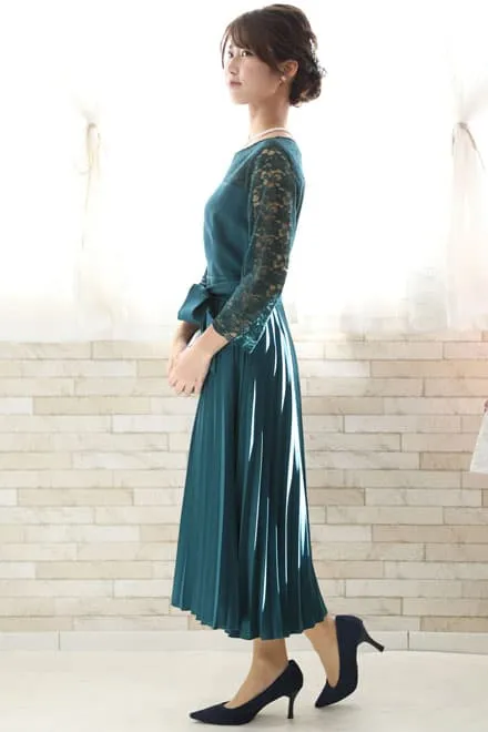 ブルーグリーンの長袖レースプリーツドレス