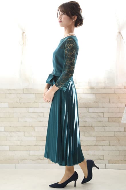 ブルーグリーンの長袖レースプリーツドレス