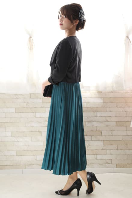 ブルーグリーンの長袖レースプリーツドレス