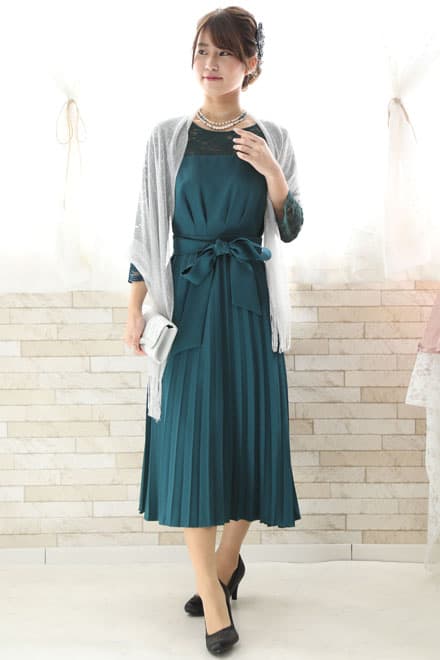 ブルーグリーンの長袖レースプリーツドレス