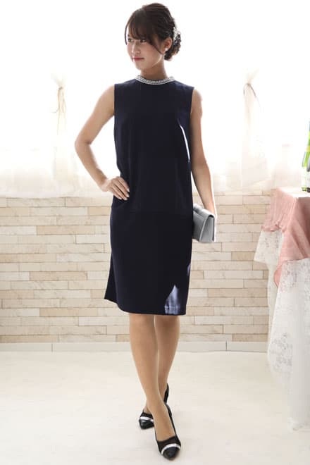 ネイビーのビジュー付きIラインドレス