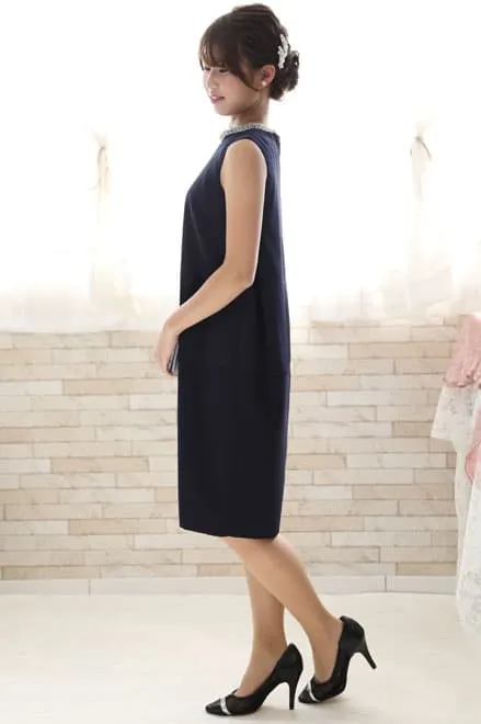 ネイビーのビジュー付きIラインドレス