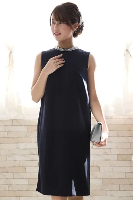 ネイビーのビジュー付きIラインドレス