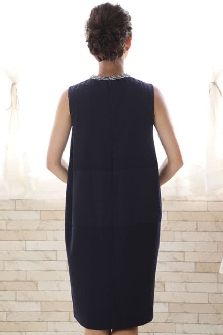 ネイビーのビジュー付きIラインドレス