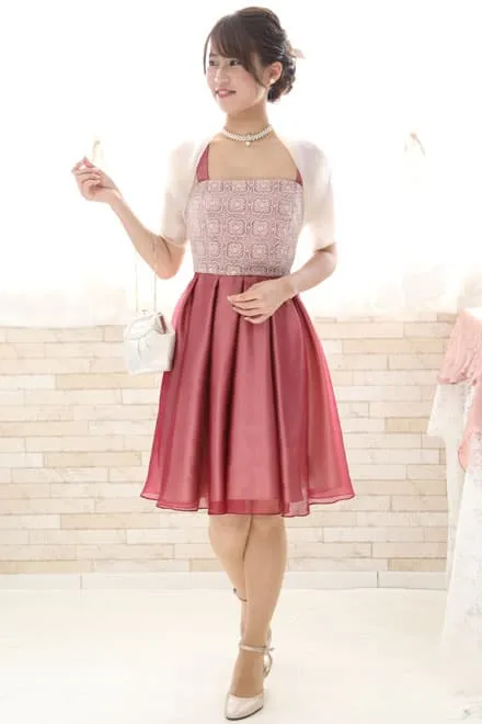 ピンクのレース切替えスクエアネックドレス