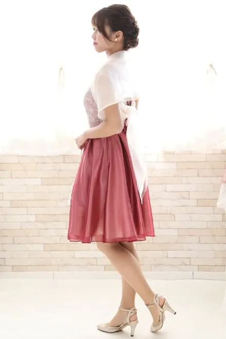 ピンクのレース切替えスクエアネックドレス