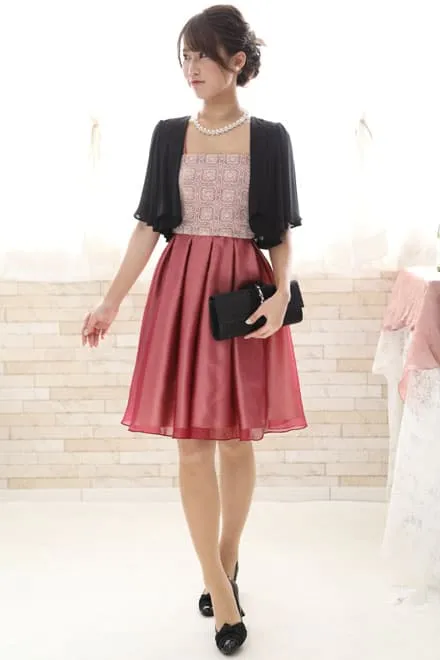 ピンクのレース切替えスクエアネックドレス