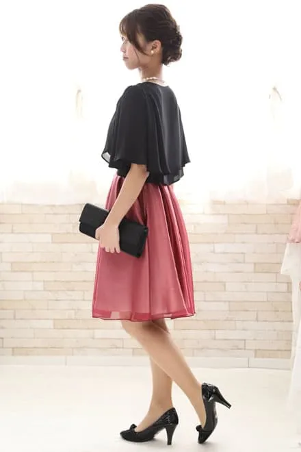 ピンクのレース切替えスクエアネックドレス