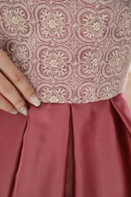 ピンクのレース切替えスクエアネックドレス