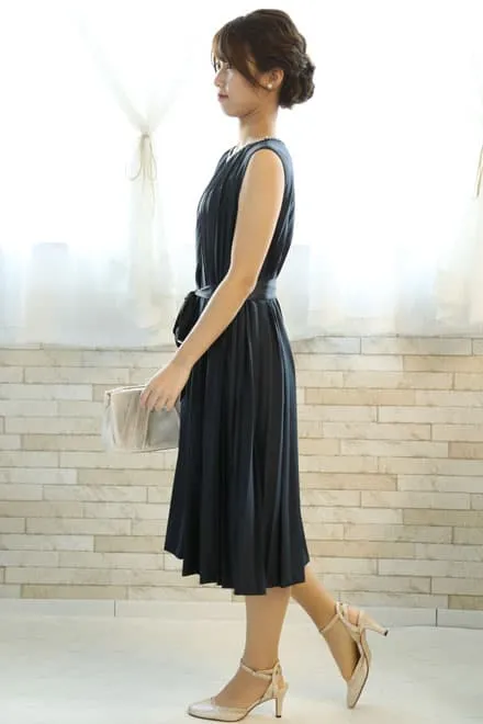 ネイビーのビジュー付きプリーツドレス