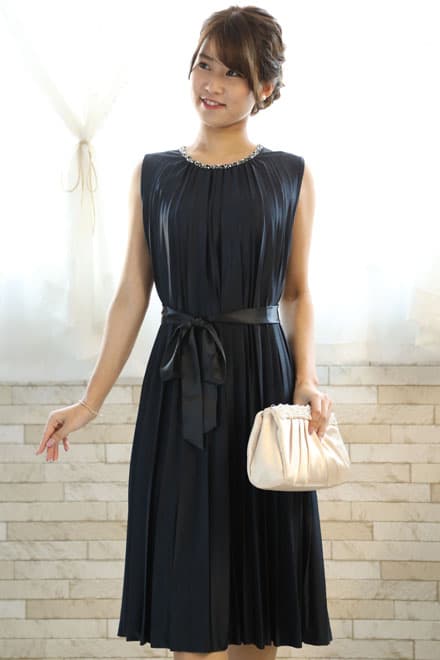 ネイビーのビジュー付きプリーツドレス