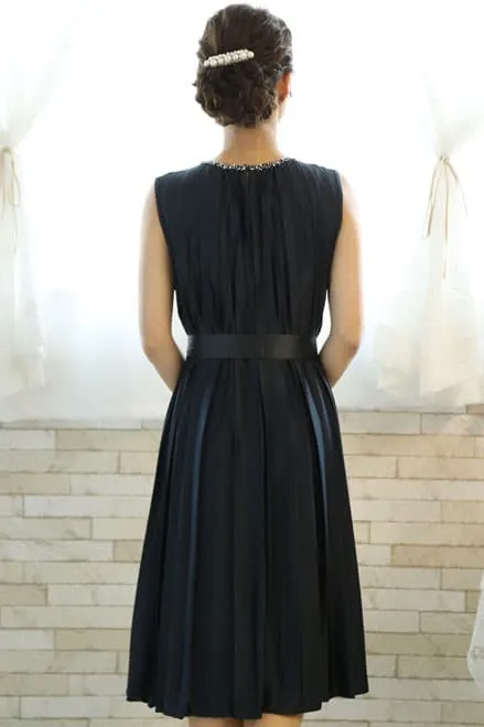 ネイビーのビジュー付きプリーツドレス