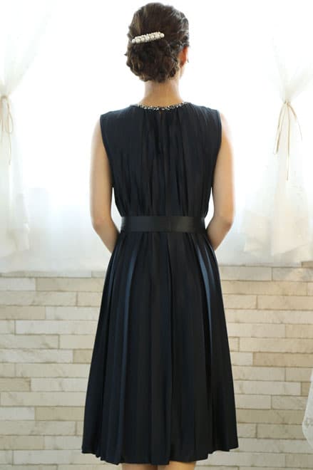 ネイビーのビジュー付きプリーツドレス