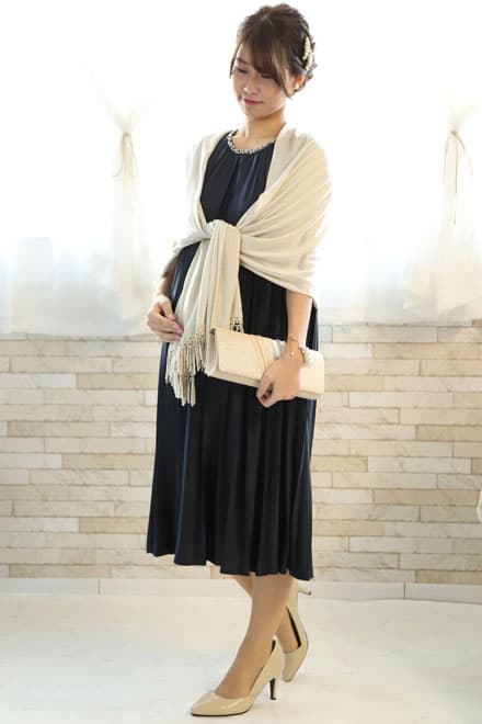 ネイビーのビジュー付きプリーツドレス