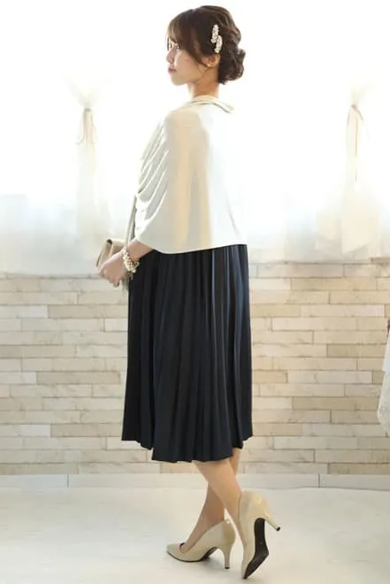 ネイビーのビジュー付きプリーツドレス