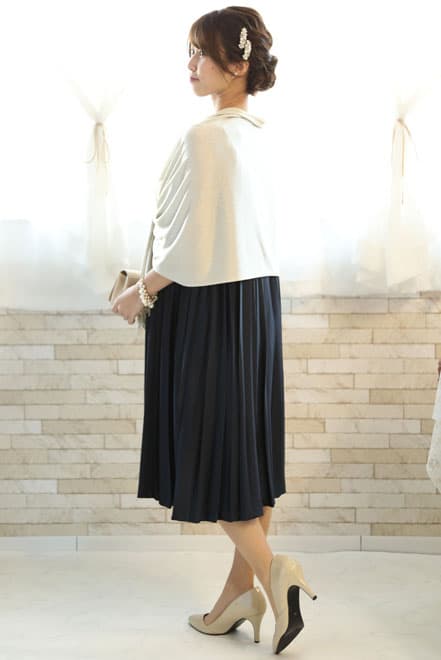 ネイビーのビジュー付きプリーツドレス