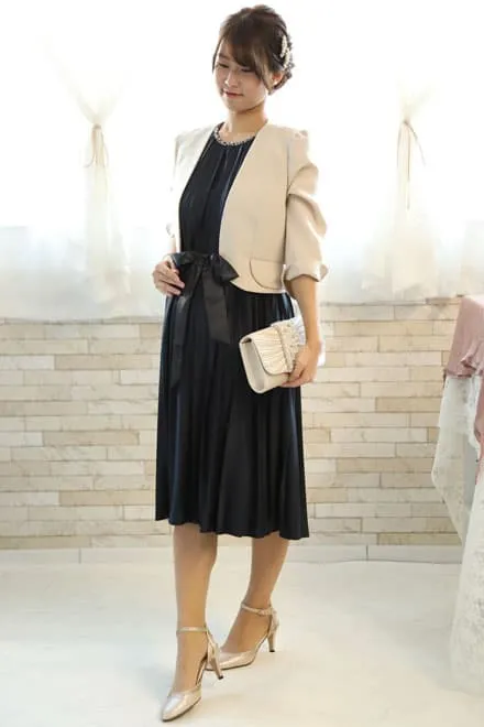 ネイビーのビジュー付きプリーツドレス