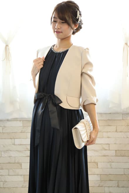 ネイビーのビジュー付きプリーツドレス