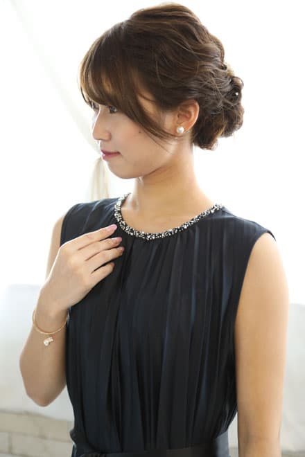 ネイビーのビジュー付きプリーツドレス