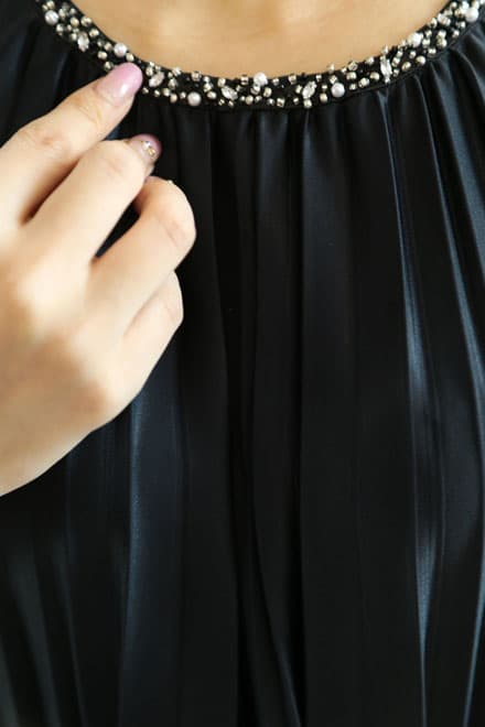 ネイビーのビジュー付きプリーツドレス