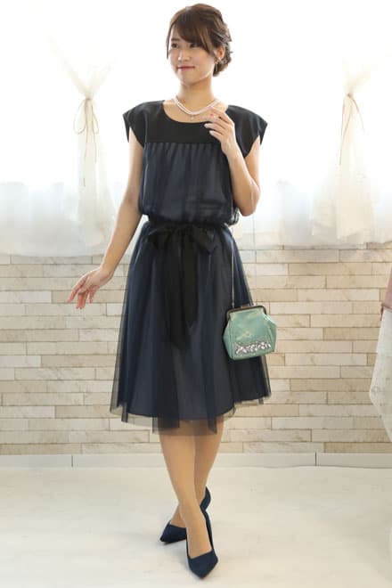 ネイビーのウエストリボン付きチュールドレス