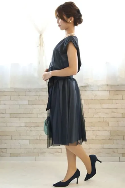 ネイビーのウエストリボン付きチュールドレス