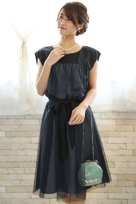 ネイビーのウエストリボン付きチュールドレス