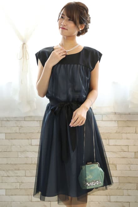 ネイビーのウエストリボン付きチュールドレス